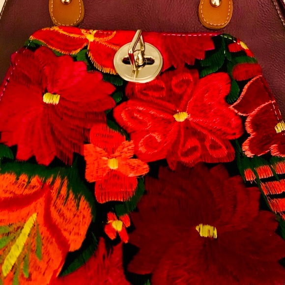 South American embroidered crossbody purse. - Picture 6 of 10